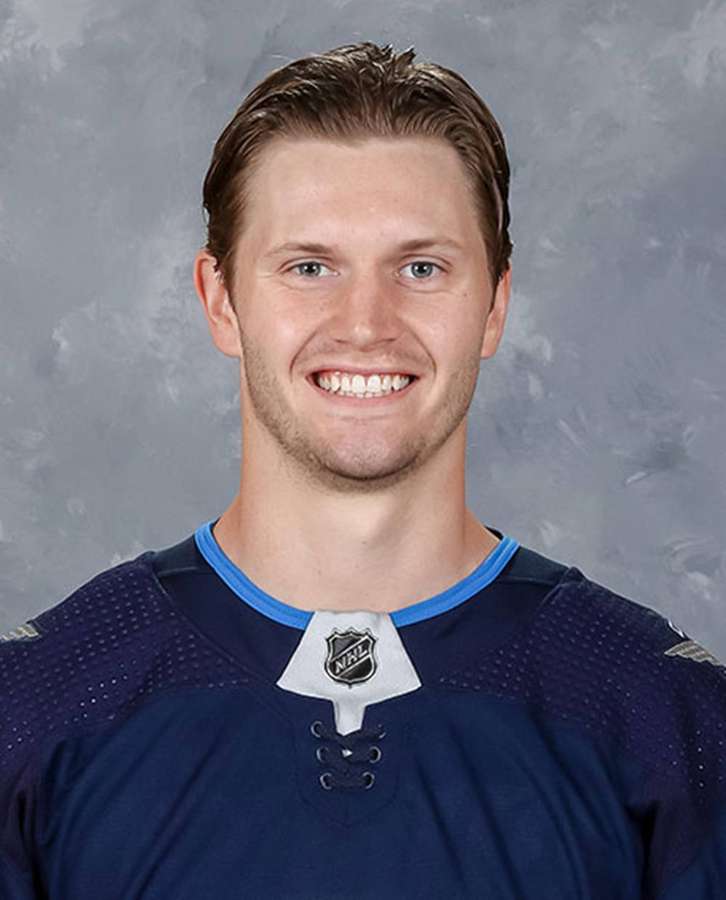 Jogador de hóquei em uniforme azul sorrindo para a câmera — Jacob Trouba Papéis de Parede