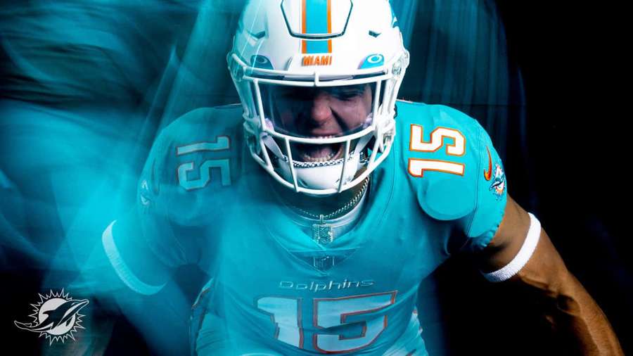 Miami Dolphins -jalkapalloilija teal-värisessä peliasussa karjuu intensiivisesti. — Jaelan Phillips Taustakuvat