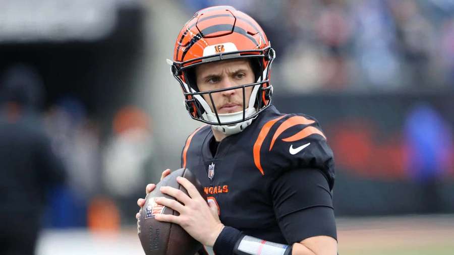 Cincinnati Bengals Quarterback hält Football während des Spiels — Jake Browning Wallpaper