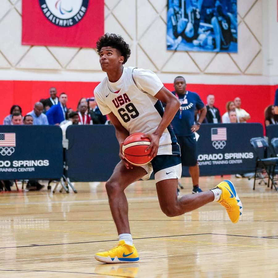 Junger männlicher Basketballspieler beim Dribbling während des Trainings im Olympic Training Center — Jalen Grün Wallpaper