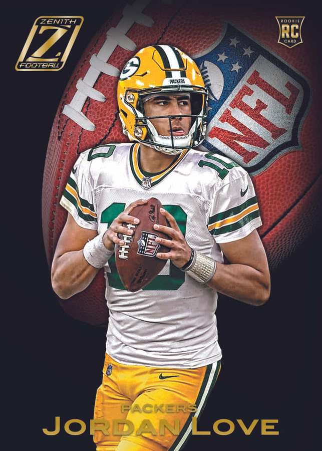 Green Bay Packersin pelinrakentaja Jordan Love pitää jalkapalloa univormussaan. — Jalkapallokortit Taustakuvat