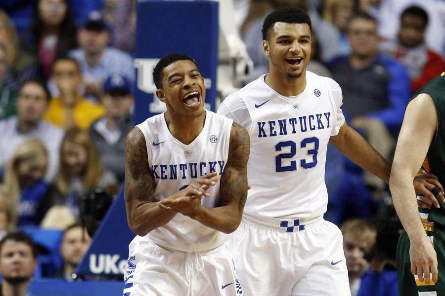 Kentucky-Basketballspieler feiern während eines Spiels mit Menschenmenge im Hintergrund. — Jamal Murray Bilder