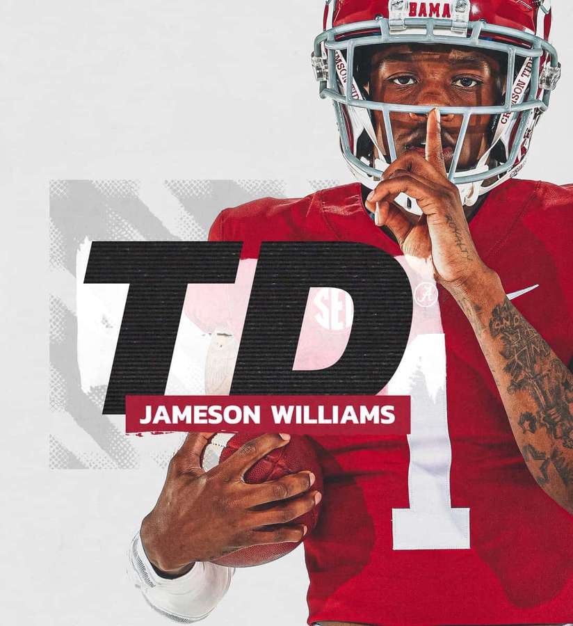 Footballspieler Jameson Williams in rotem Trikot hält Ball und macht schhh-Geste. — Jameson Williams Wallpaper