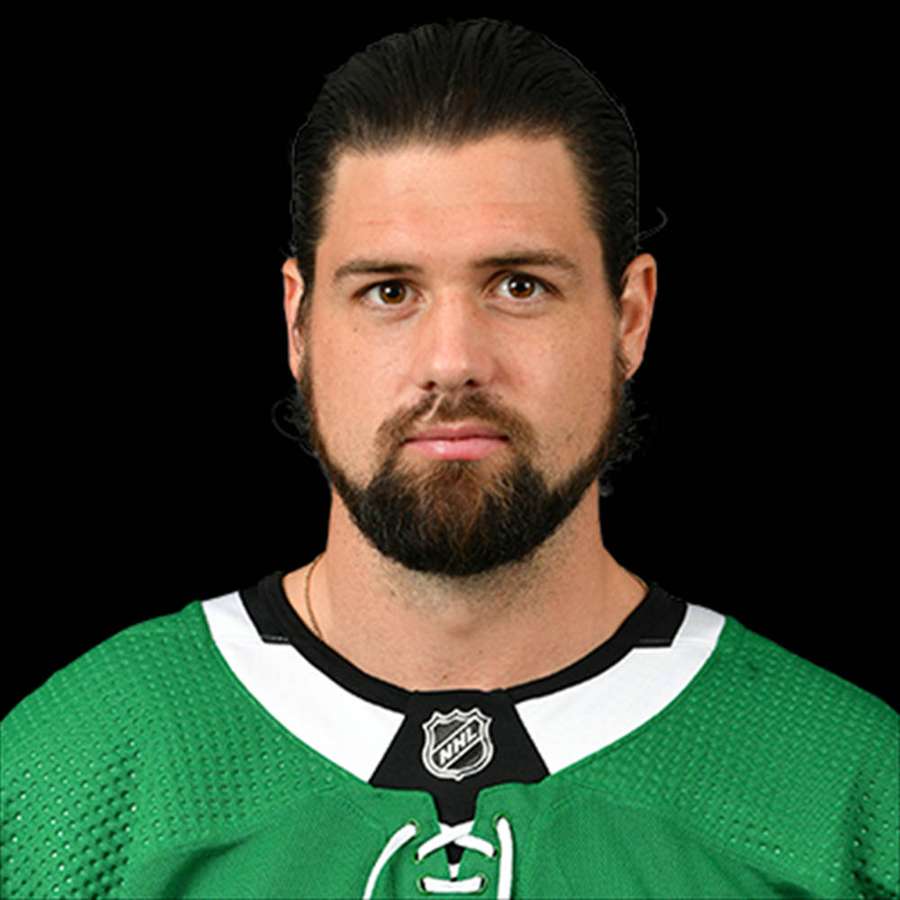 Hockey player in green jersey with black background. — Jamie benn Wallpaper