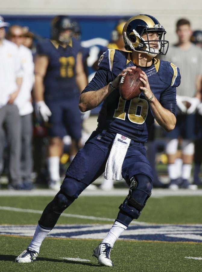 Football-Quarterback in blau-goldener Uniform bereitet sich darauf vor, während eines Spiels zu werfen. — Jared Goff Bilder