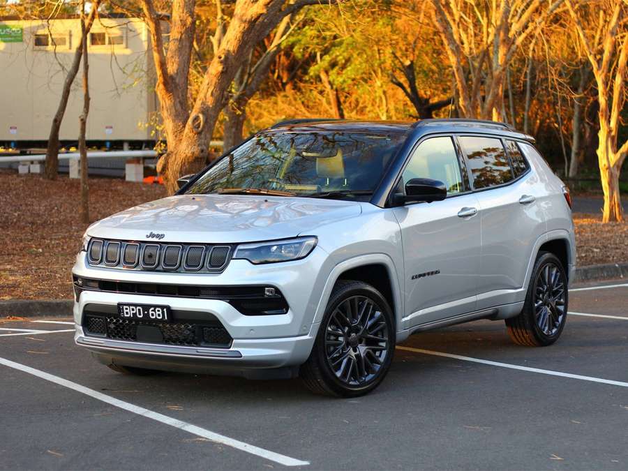 Silberner Jeep Compass geparkt auf einem Parkplatz mit Herbstbäumen im Hintergrund. — Jeep Compass Bilder