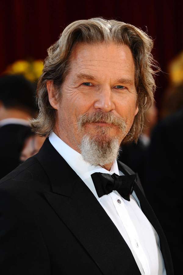 Jeff Bridges in formal tuxedo at a red carpet event. — Jeff Bridges Wallpaper