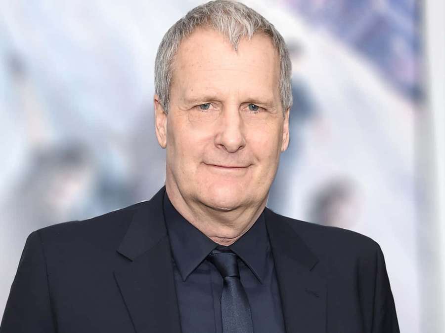 Hombre con traje oscuro y corbata sonriendo a la cámara con cabello gris — Jeff Daniels Fondos de pantalla