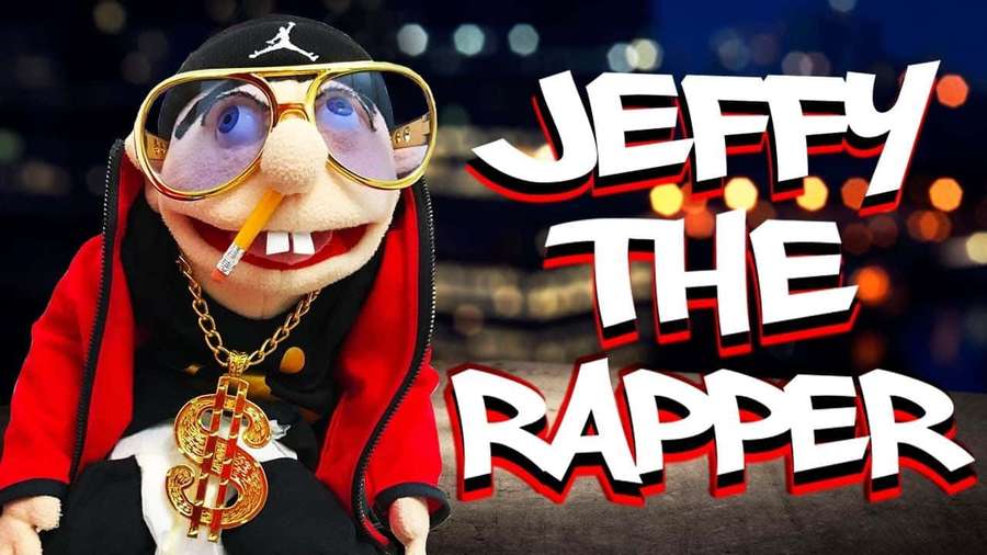 Pupazzo rapper con catene d'oro e occhiali oversize su sfondo notturno cittadino. — Jeffy Sfondi