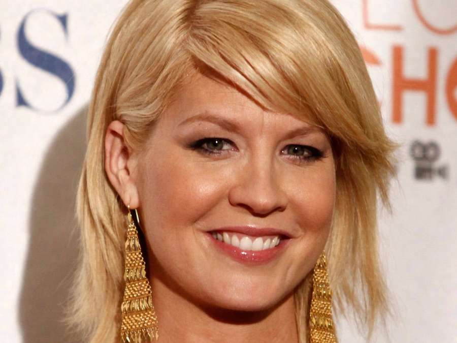 Blonde woman smiling with gold earrings at a formal event. — Jenna Elfman Wallpaper