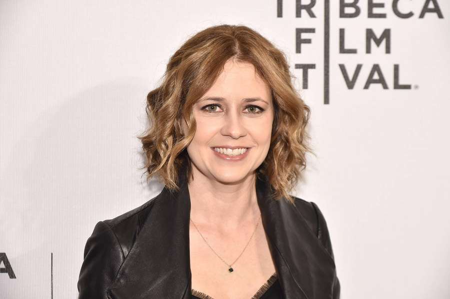 Woman in black leather jacket smiling at Tribeca Film Festival event. — Jenna fischer Wallpaper