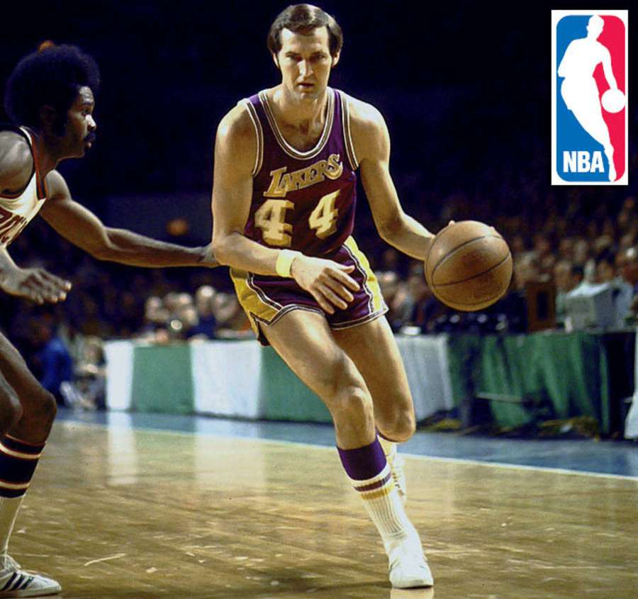 Jugador de baloncesto vintage de la NBA con camiseta de los Lakers driblando durante un partido. — Jerry West Fondos de pantalla