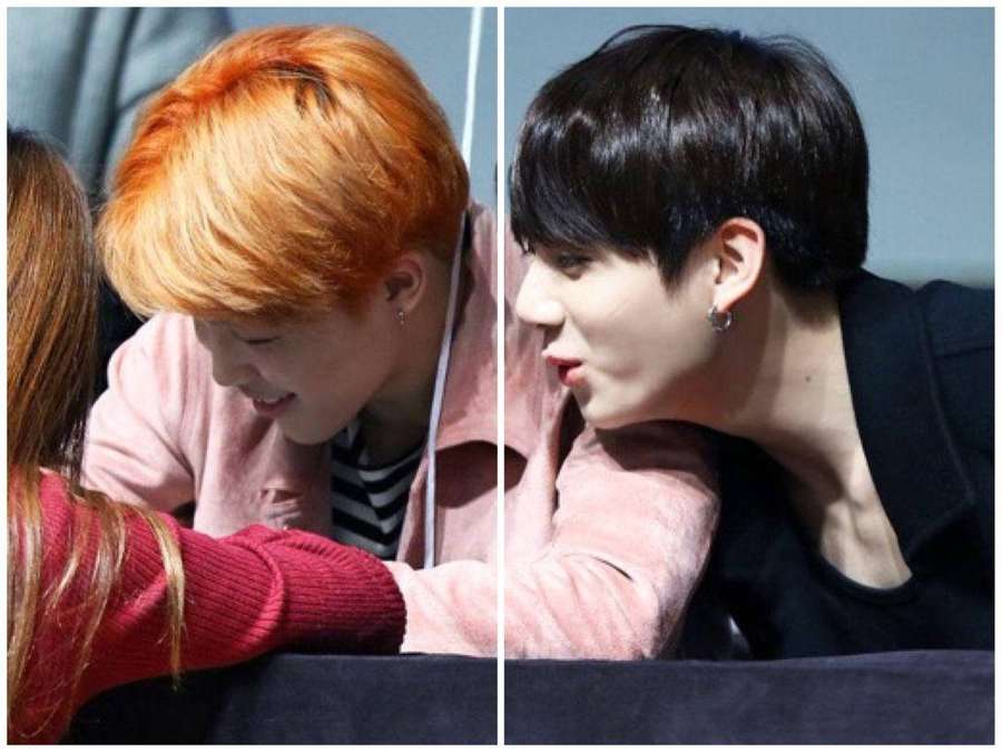 Dois jovens com cabelo laranja e preto se inclinam durante um evento de fãs. — Jikook Papéis de Parede