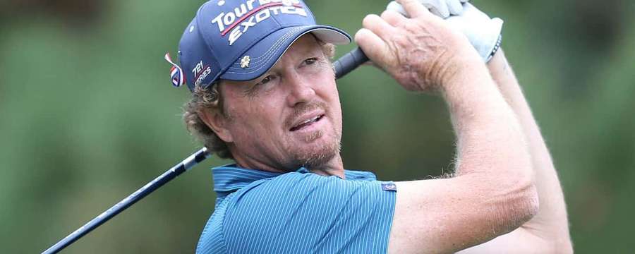 Golfista profesional balanceando el palo con expresión concentrada. — Jim Furyk Fondos de pantalla