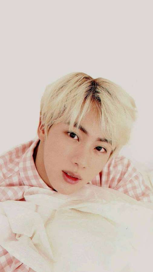 Joven con cabello rubio en camisa a cuadros rosa descansando sobre almohada blanca — Jin Bts Lindo Fondos de pantalla