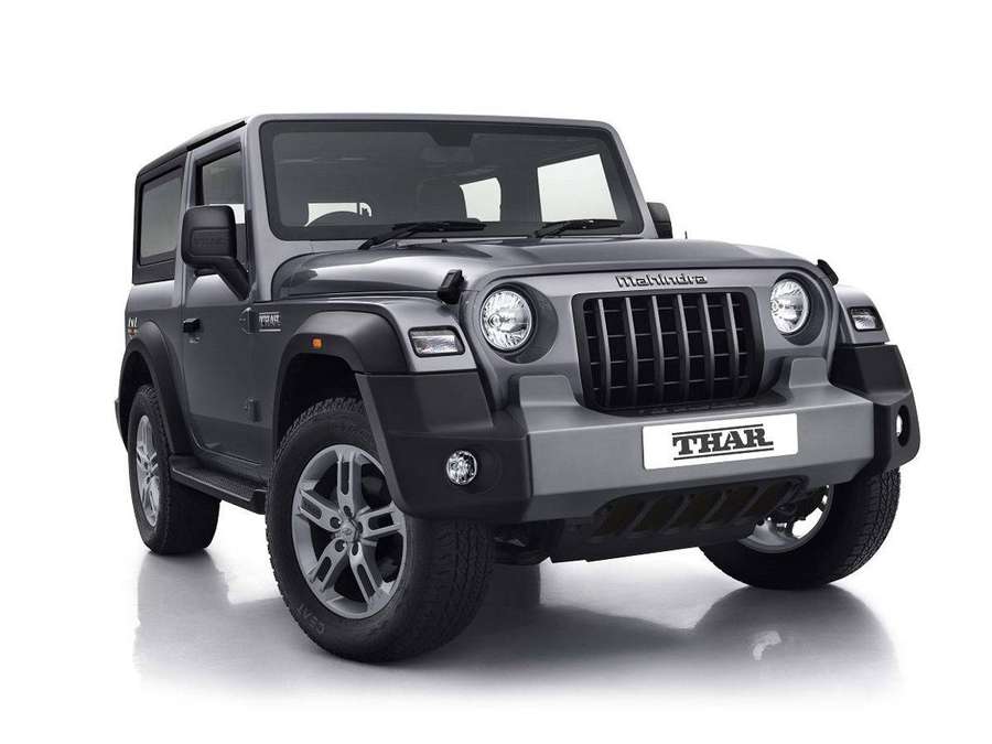 SUV Mahindra Thar cinza fosco em estúdio com piso reflexivo — Jipe Papéis de Parede