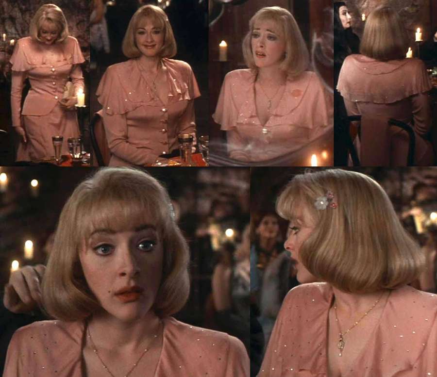 Donna in abito rosa a cena a lume di candela con primi piani espressivi del viso. — Joan Cusack Sfondi