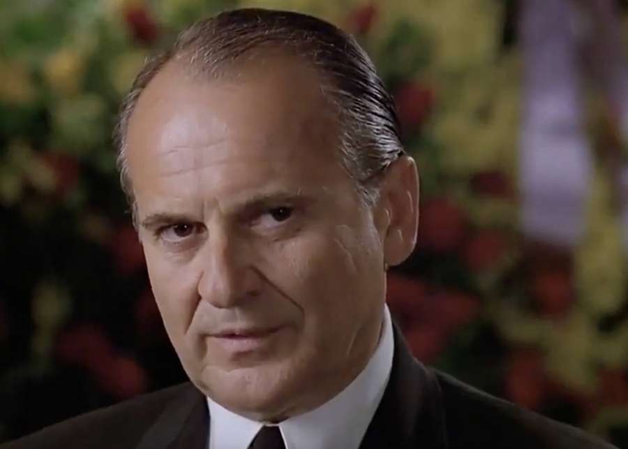 Retrato en primer plano de un hombre serio con traje y fondo floral borroso. — Joe Pesci Fondos de pantalla