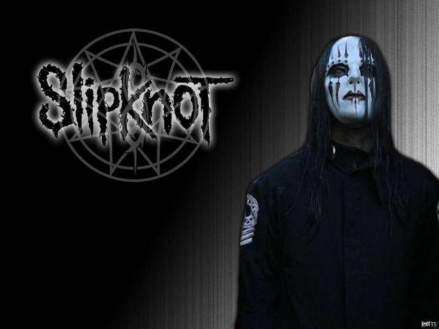 Membro della band Slipknot con trucco completo e abito nero accanto al logo della band. — Joey Jordison Sfondi