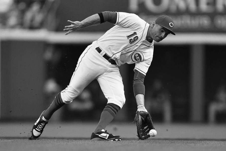 JoeyVotto en tonos de gris recogiendo una pelota de béisbol. — Joey Votto Fondos de pantalla