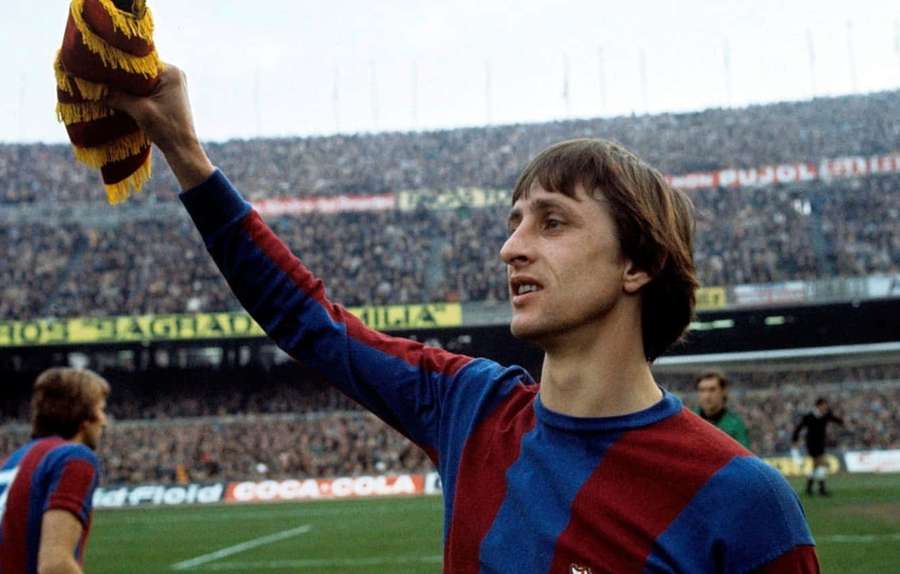 Football player waving scarf to fans in packed stadium — Johan Cruyff Wallpaper