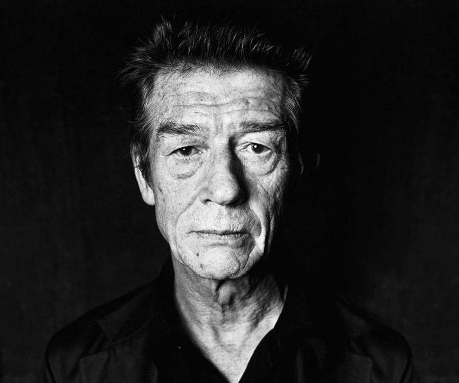 Retrato em preto e branco de close-up de um idoso com olhar intenso. — John Hurt Papéis de Parede