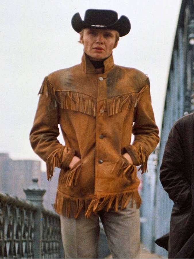 Homem usando jaqueta de couro com franjas e chapéu de cowboy em uma ponte. — John Voight Papéis de Parede