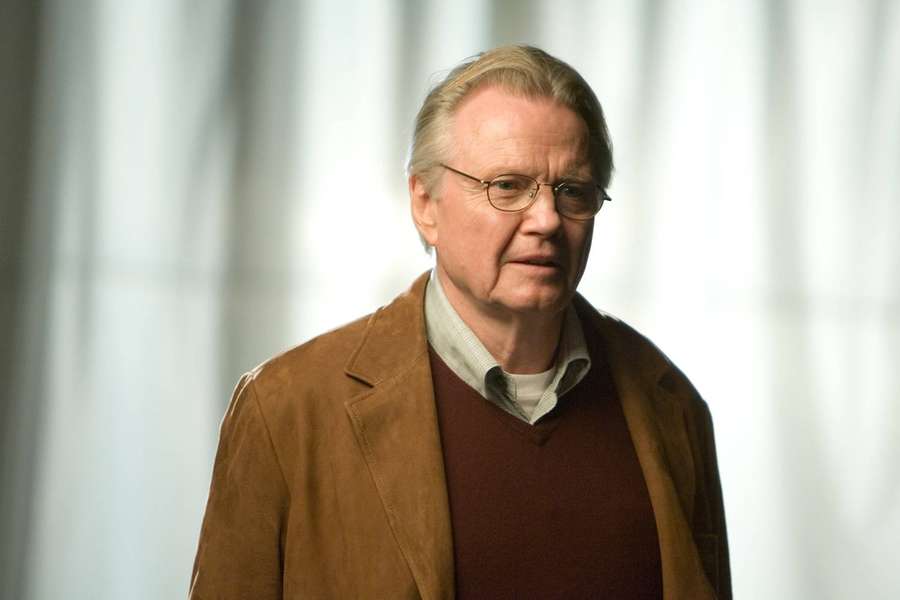 Ein ernster älterer Mann mit Brille und einer braunen Wildlederjacke drinnen. — Jon Voight Bilder