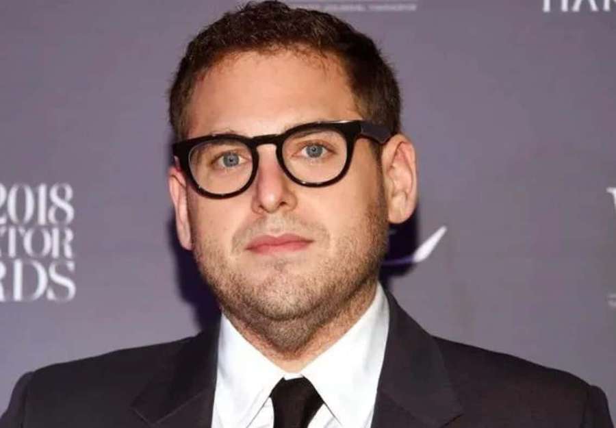 Man in suit and glasses at 2018 Actor Awards event. — Jonah hill Wallpaper