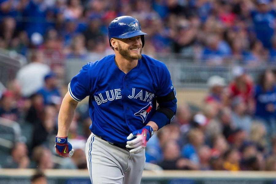 Jogador de beisebol com uniforme do Blue Jays correndo com torcida vibrando atrás dele. — Josh Donaldson Papéis de Parede