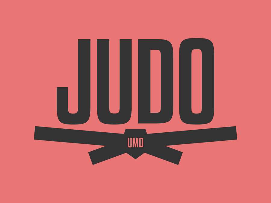 Logo judo con cintura nera e testo UMD su sfondo corallo. — Judo Sfondi