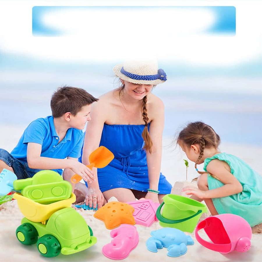 Una madre y dos niños jugando con juguetes de playa en la arena. — Juguetes de playa Fondos de pantalla
