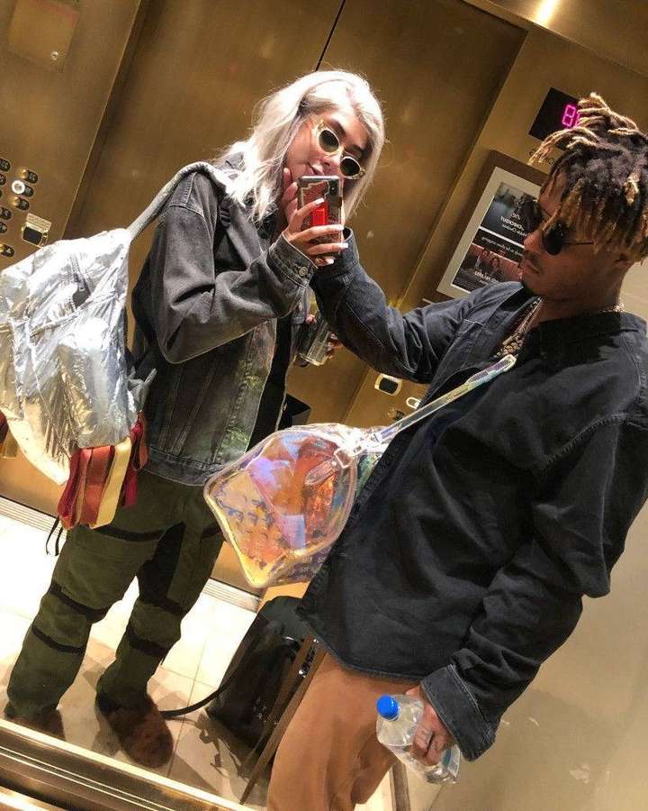 Duas pessoas tirando uma selfie em um elevador espelhado com detalhes metálicos. — Juice World e Ally Papéis de Parede