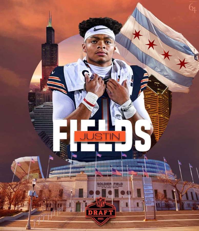 Jogador de futebol americano Justin Fields no Soldier Field com o horizonte de Chicago e bandeira ao pôr do sol. — Justin Fields Papéis de Parede