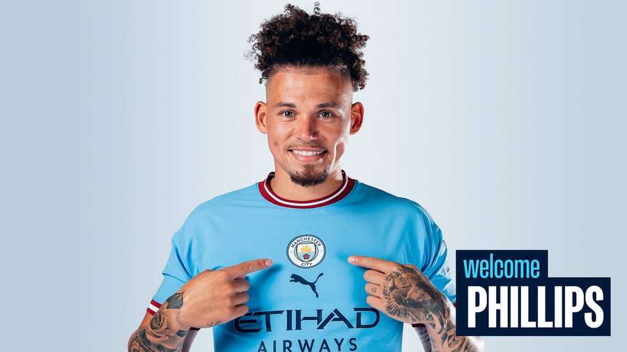 Fußballspieler im Manchester City-Trikot zeigt auf das Vereinswappen mit der Aufschrift 'welcome PHILLIPS'. — Kalvin Phillips Wallpaper