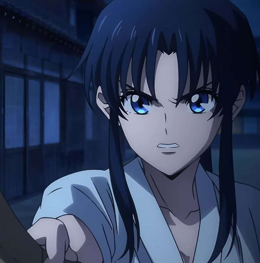 Chica anime con ojos azules y cabello oscuro en un edificio tradicional por la noche. — Kaoru Kamiya Fondos de pantalla