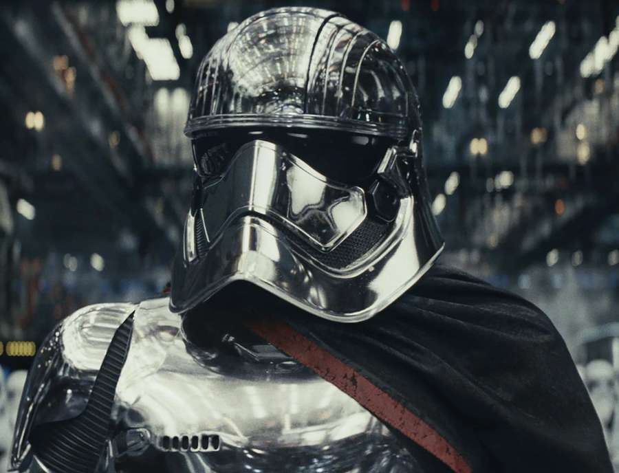 Stormtrooper kromipanssarissa mustalla viitalla ja punaisilla koristeilla pimeässä futuristisessa käytävässä. — Kapteeni Phasma Taustakuvat