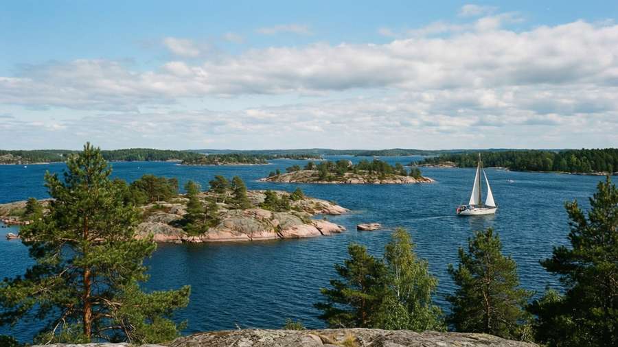 Wide view of Karlskrona archipelago with islands and sailboats — Karlskrona Wallpaper