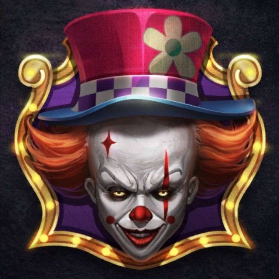 Ein gruseliger Clown mit roten Haaren und einem karierten Hut, umrahmt von glühenden Lichtern. — Kasper Wallpaper