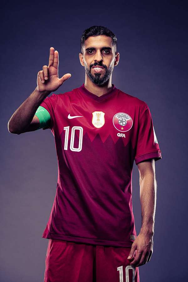 Fußballspieler im Qatar-Trikot macht Friedenszeichen im Studio — Katar Wallpaper