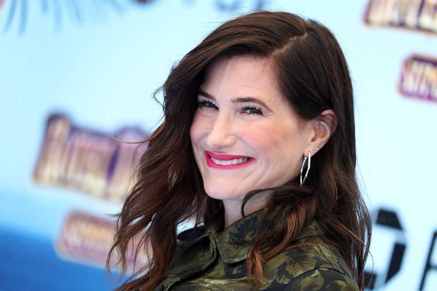 Mujer con cabello castaño y lápiz labial rojo sonriendo en evento. — Kathryn hahn Fondos de pantalla