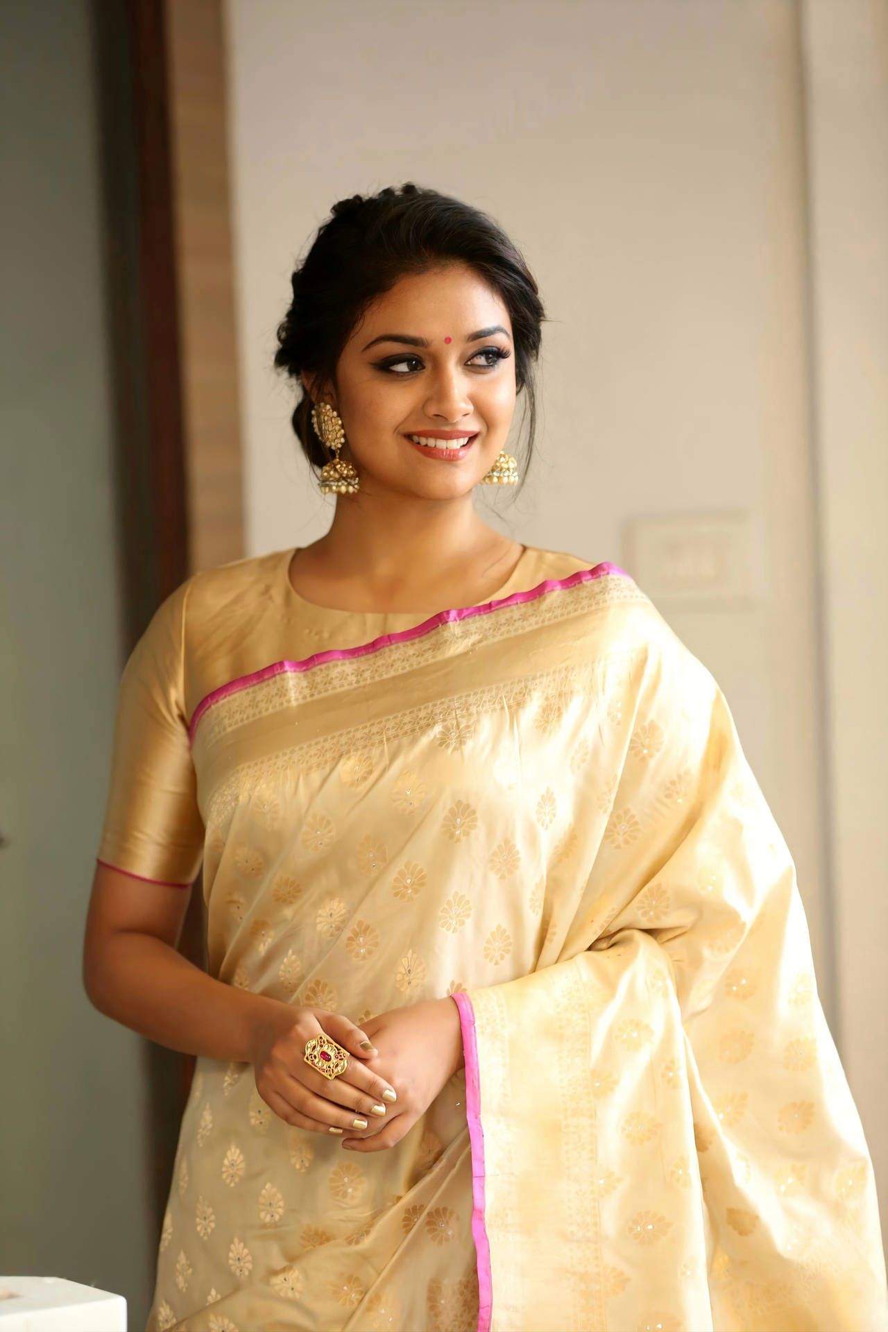 Keerthi Suresh Sfondo