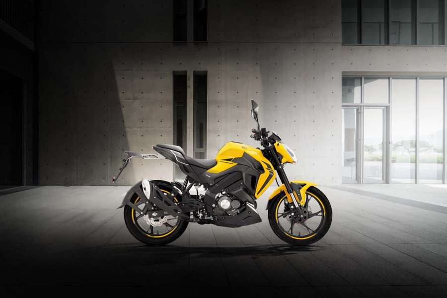 Motocicleta deportiva amarilla y negra en un garaje de hormigón moderno. — Keeway Fondos de pantalla