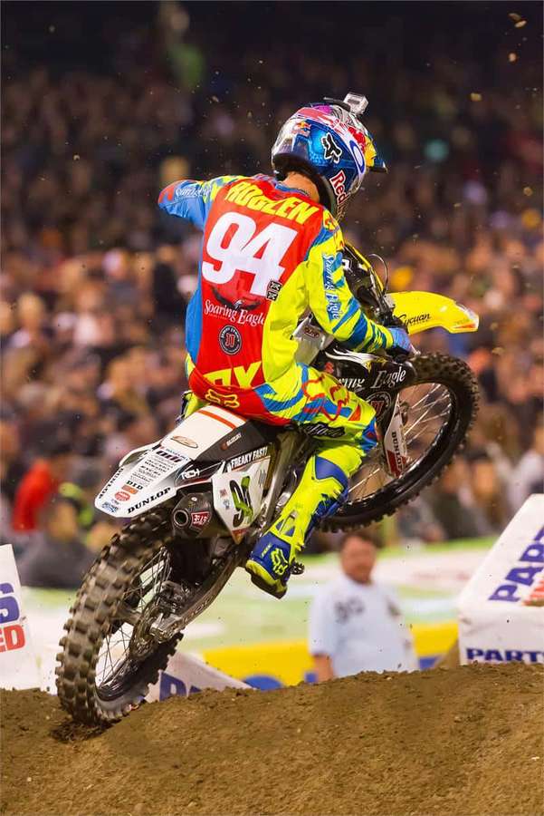 Motocross-Fahrer in der Luft über einem Sprunghügel bei Nachtstadion-Event. — Kenneth Roczen Wallpaper