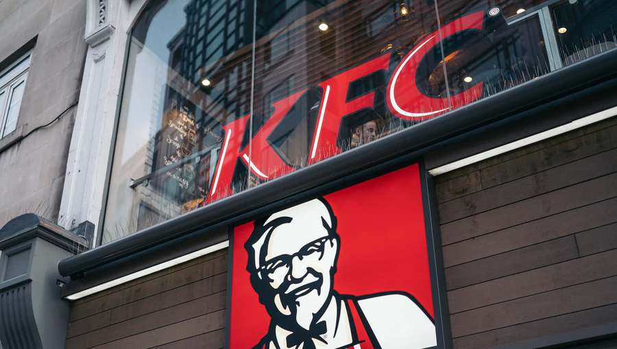 KFC-Restaurantschild mit Colonel Sanders Gesicht an einer Gebäudefassade — Kfc Bilder