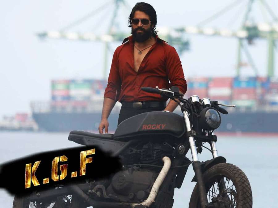 Man with beard and sunglasses standing by motorcycle at harbor with cargo ships. — Kgf Background