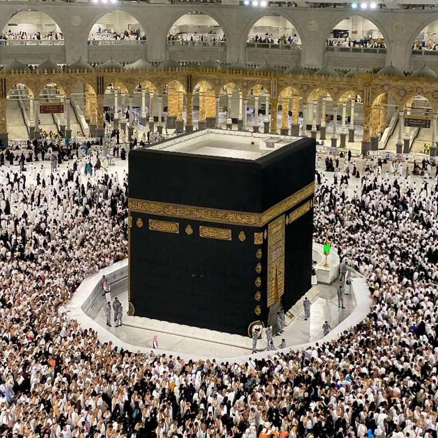 Pilger umkreisen die Kaaba in einer massiven Moschee während des Hadsch. — Khalifa Hintergrundbild