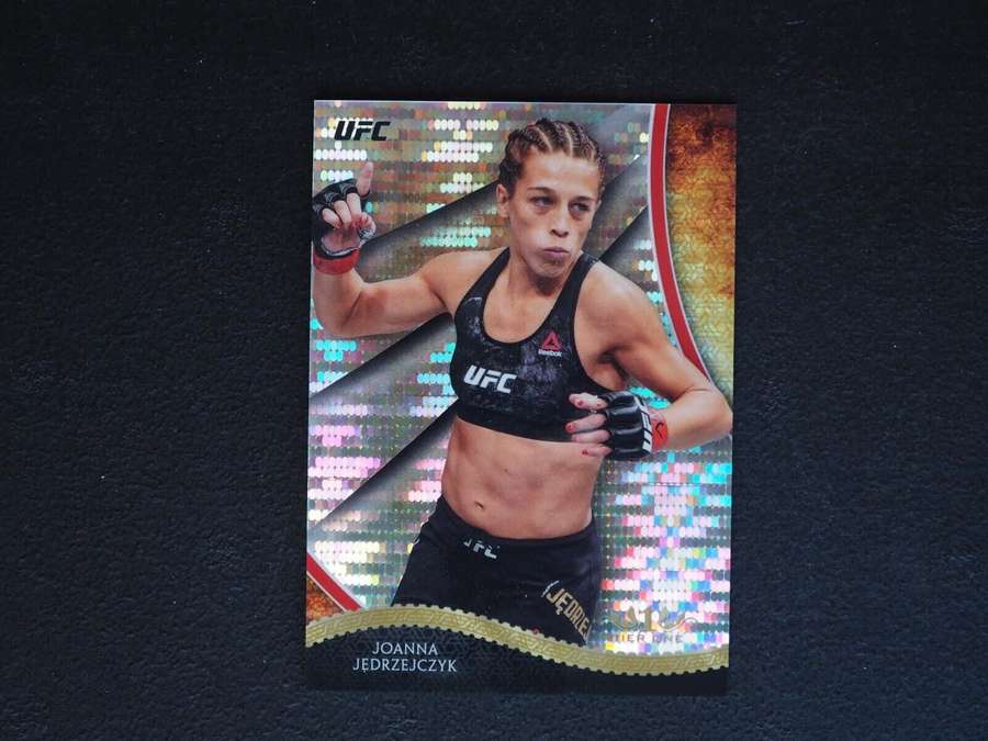 UFC-Kämpferin Joanna Jedrzejczyk in schwarzer Ausrüstung auf einer holografischen Karte. — Kickboxen Wallpaper