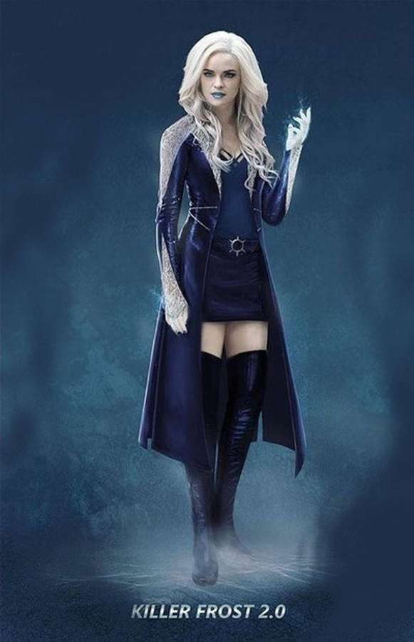 Eine weibliche Superheldin mit weißen Haaren und blauen Lippen beschwört Eis in einer dunkelblauen nebligen Umgebung. — Killerfrost Wallpaper