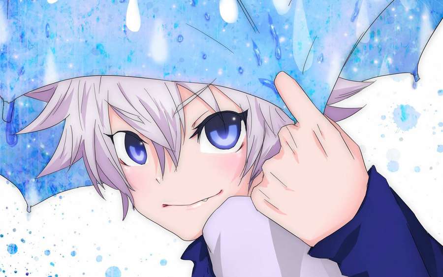 Anime-Junge mit silbernem Haar und blauen Augen lächelt unter einem blauen Regenschirm im Regen. — Killua Aesthetic Wallpaper
